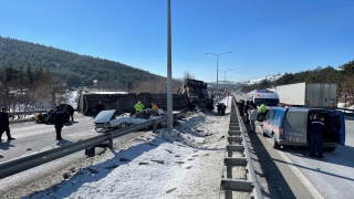 Arızalanıp geriye kayan tırın çarptığı otomobildeki bir kişi öldü, iki kişi yaralandı