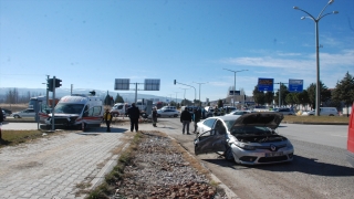 Kütahya’da hasta taşıyan ambulans ile iki araç çarpıştı