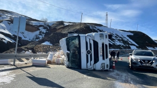 Elazığ’da devrilen saman yüklü tırın sürücüsü yaralandı