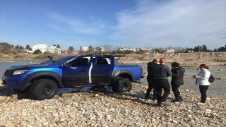 Antalya’da derede sürüklenen otomobildeki 4 kişi kurtarıldı