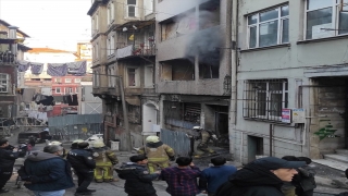 Beyoğlu’nda binada çıkan yangında 2 kişi hafif yaralandı