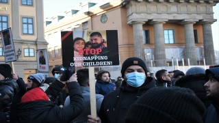 İsveç’te çocukları ellerinden alınan Müslüman ailelerden protesto 