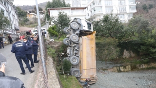 Ordu’da rampada kayan kamyon okul bahçesine düştü