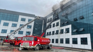 GÜNCELLEME 2 Giresun Üniversitesi Turizm Fakültesi binasının çatısında çıkan yangın söndürüldü