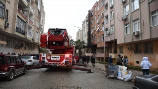 Adana’da evde çıkan yangında 2 kişi dumandan etkilendi