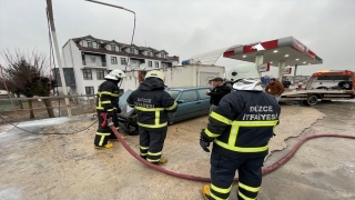 Düzce’de yanan otomobil kullanılamaz hale geldi