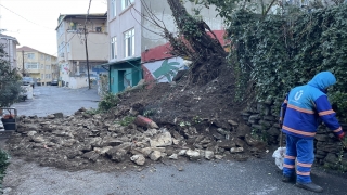 İstanbul Üsküdar’da bahçe duvarı yola devrildi