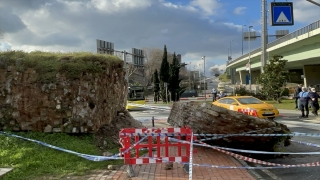 İstanbul’daki tarihi surdan kopan parça yola düştü