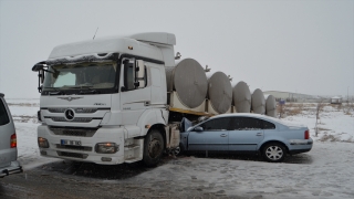 Aksaray’da tır ile otomobilin çarpıştığı kazada 2 kişi yaralandı