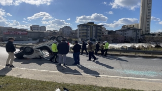 İstanbul’da devrilen aracın sürücüsü yaralandı