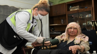 Evde tedavi hizmeti verilen kadın sağlık ekibine cümbüş çalarak teşekkür etti