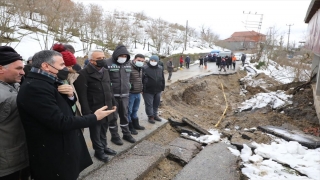 Düzce’de heyelan nedeniyle köy yolunda çökme meydana geldi