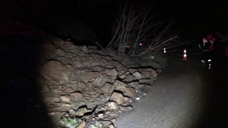 BoluZonguldak kara yolunda ulaşım heyelan nedeniyle aksadı