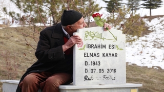 Eşinin kabrine her 14 Şubat’ta kırmızı gülle gidiyor