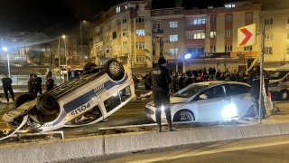 Sultangazi’de şüpheli otomobili kovalayan polis aracı takla attı