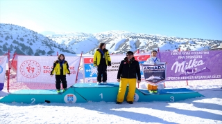 Erzincan’da düzenlenen Snowboard Alpine 2. Etap Yarışları sona erdi