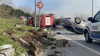 İstanbul’da devrilen otomobilin sürücüsü yaralandı