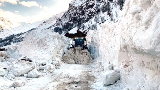 Hakkari’de yer yer 7 metreye ulaşan karın bulunduğu köy yolu ulaşıma açıldı