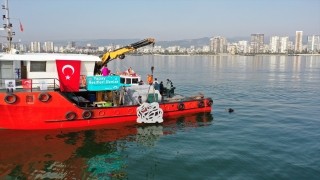 Mersin’de 14 yapay resif denize indirildi