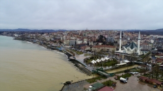 Düzce’de sağanağın ardından derelerden akan çamurlu su denizin rengini değiştirdi