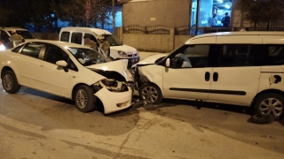 Bursa’da hafif ticari araç ile otomobilin çarpıştığı kazada 6 kişi yaralandı