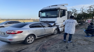 Adana’da park halindeki tıra çarpan otomobilin sürücüsü öldü