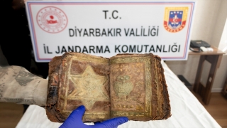 Diyarbakır’da el yazması İbranice deri kitap ve ferman ele geçirildi