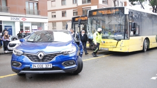 Kadıköy’de İETT otobüsünün çarptığı otomobilin sürücüsü yaralandı