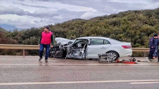 Antalya’da minibüsle otomobilin çarpıştığı kazada 1 kişi öldü, 2 kişi yaralandı