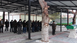 Isparta’da tüfekle vurularak karnındaki bebeğiyle öldürülen kadın defnedildi