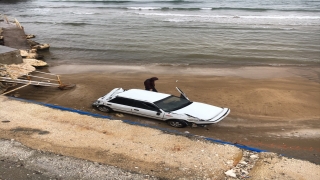 Mersin’de kumsala devrilen otomobili itfaiye çıkardı