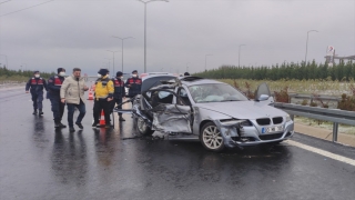 Bursa’da kule vinç taşıyan tıra çarpan otomobildeki 1 kişi öldü, 3 kişi yaralandı