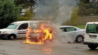 Samsun’da otomobilin park halindeyken alev alması güvenlik kamerasında