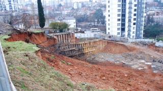 İstanbul’da istinat duvarının çökmesi sonucu toprak kayması meydana geldi