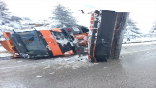 Isparta’da devrilen kar küreme aracındaki 2 kişi yaralandı