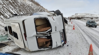 Erzincan’da devrilen minibüsteki 8 kişi yaralandı