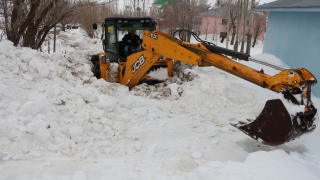 Yolu karla kapanan köydeki KOAH hastası için ekipler seferber oldu 