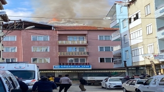 Uşak’ta bir apartmanın çatısında çıkan yangın söndürüldü