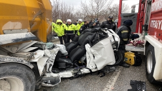 Denizli’de 2 kamyonunun arasında kalan otomobildeki karı koca yaralandı