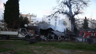 Antalya’da evde çıkan yangın araç ve ağaçlara sıçradı