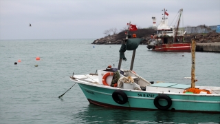 Batı Karadeniz’de balıkçılar olumsuz hava şartları nedeniyle limana demirledi