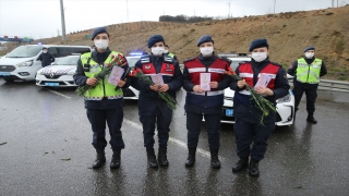 İstanbul’da jandarma ekipleri yol kontrol noktasında kadınlara karanfil sundu