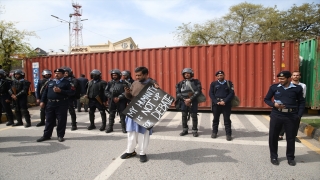 Pakistan’da kadınlar eşit hak talebiyle gösteri düzenledi