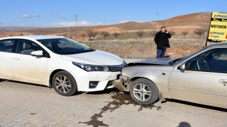 Kırıkkale’de iki otomobilin çarpıştığı kazada 4 kişi yaralandı