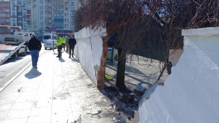 Manisa’da duvara çarpan kamyonetteki 2 kişi yaralandı