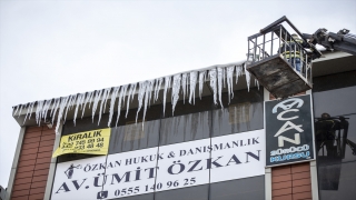 Erzurum’da tehlike oluşturan buz sarkıtları itfaiye görevlilerince temizleniyor