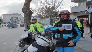 Çorum’da motokuryeler kask kullanmaları için uyarılıyor