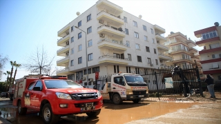 GÜNCELLEME Mersin’de 4 katlı apartmanın önündeki giriş bölümü çöktü