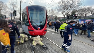 Fatih’te tramvayın altında kalan kişi öldü