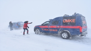 Kar ve tipi nedeniyle KarsIğdır kara yolunda mahsur kalan 18 kişiyi UMKE kurtardı